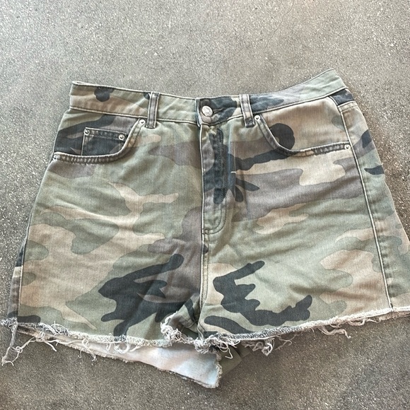 Topshop moto camo / camouflage mom shorts. US 8 - Picture 1 of 3